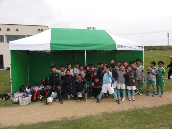 別海サッカー少年団様 かんたんてんと3(スチール&アルミ複合)で設営した事例