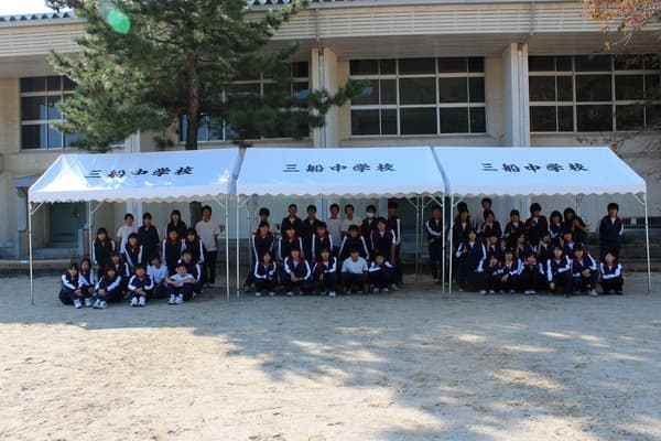 紀北町立三船中学校様 イベント集会テント(定番品)軒高200cmで設営した事例