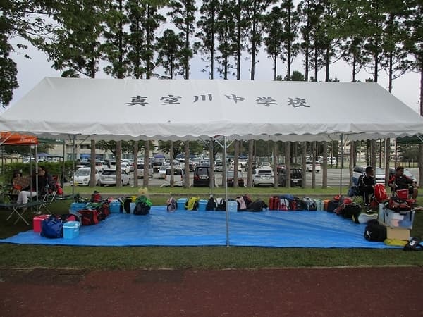 真室川町立真室川中学校様 イベント集会テント(定番品)軒高200cmで設営した事例