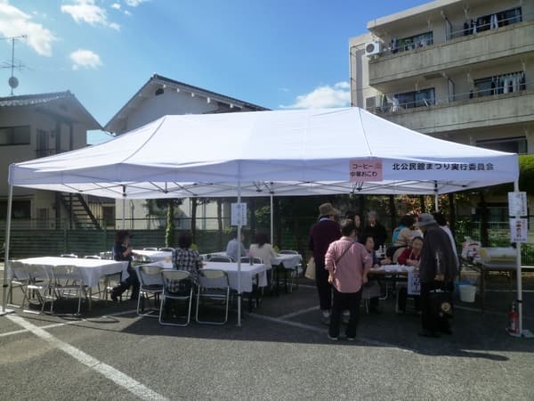 北公民館まつり実行委員会様 かんたんてんと3(キングサイズ)で設営した事例