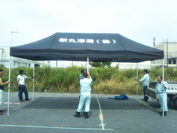 新丸港運株式会社様 かんたんてんと3(アルミフレーム)で設営した事例