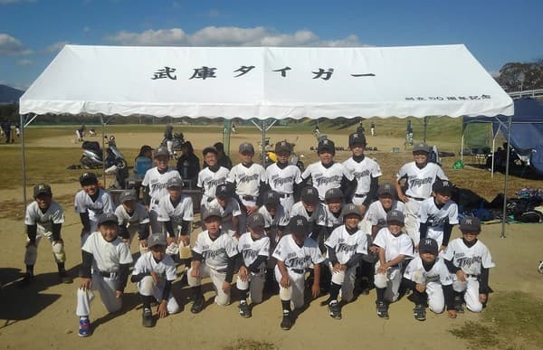 武庫タイガー様 イベント集会テント(定番品)軒高200cmで設営した事例