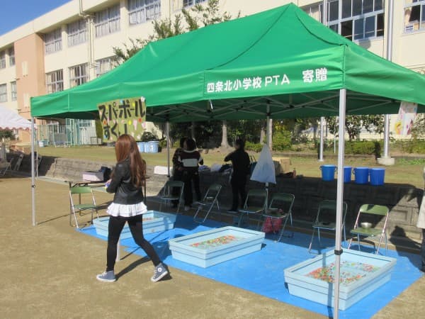 四条北小学校PTA様 かんたんてんと3(スチール&アルミ複合)で設営した事例
