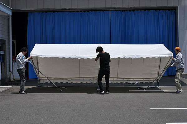 片側を立て上げ、筋交いを引っ掛ける